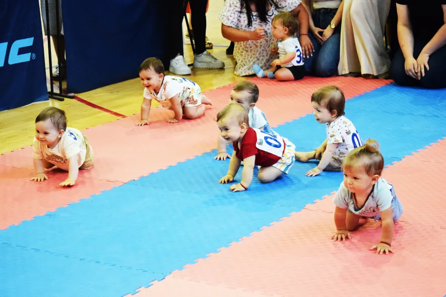 Četvrta Karnevalska trka beba u Leskovcu