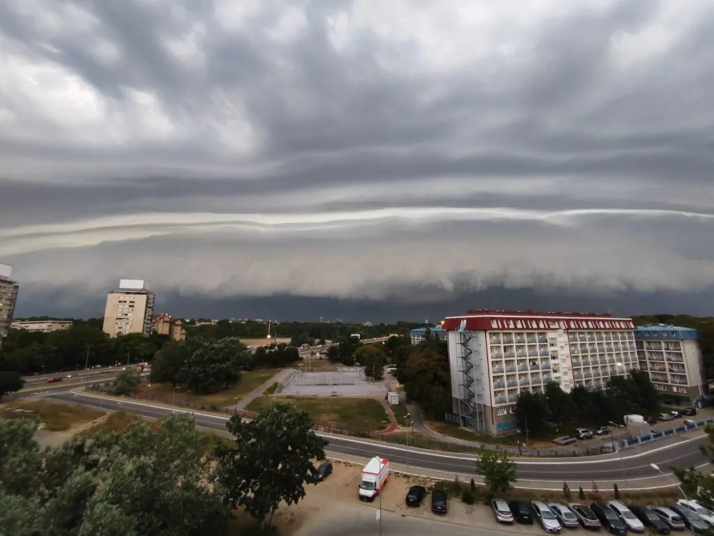 Izdato upozorenje:  Snažno nevreme sa grmljavinom, olujnim vetrom i gradom stiže u Srbiju