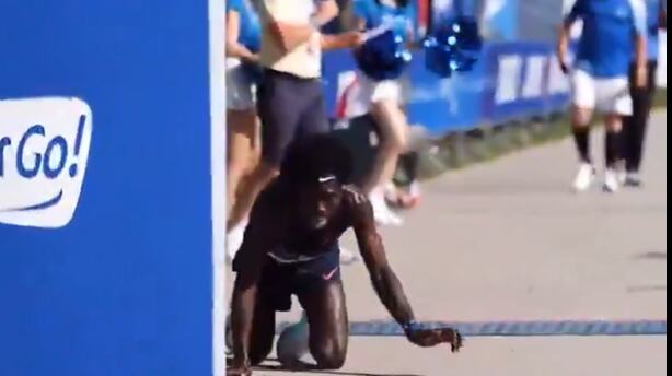 MUČNE SCENE! ČETVORONOŠKE ZAVRŠIO MARATON: Otkazale mu noge, a onda je usledio podvig vredan divljenja (VIDEO)