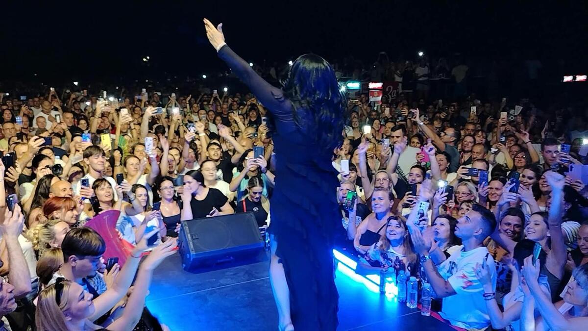 NIŠ VEČERAS DIŠE KAO JEDNO: Dragana Mirković okupila čitav grad na Tvrđavi! VIDEO