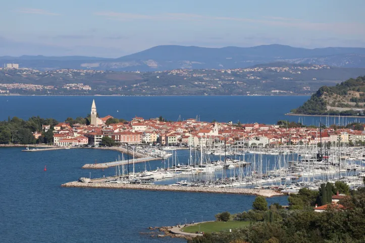 Voda na Kopalnem območju Pri svetilniku v Izoli spet primerna za kopanje; Na naravnem kopališču Delfin se kopanje na tem mestu še odsvetuje