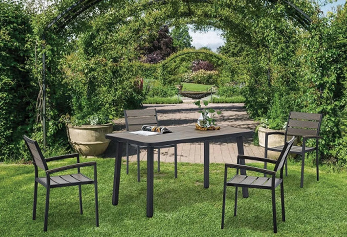 Кои градински мебели ще преобразят вашия двор?