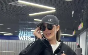 Aleksandra Prijoviќ go zapali aerodromot, oblečena vo obleka vredna nad 20.000 evra – sè e prepolno so luksuz (FOTO)