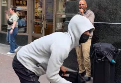 (VIDEO) Usred bela dana ukrao kutiju sa novcem tik ispred ljudi: Snimak postao toliko viralan da je počinilac uhvaćen zahvaljujući njemu - ovo su šokantni detalji