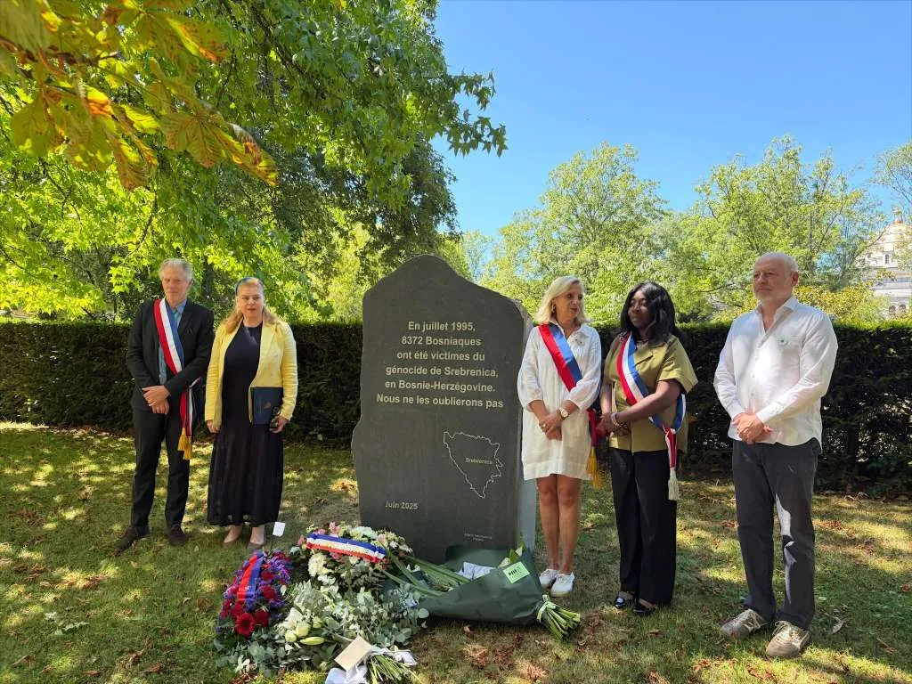 Komemoracija na čuvenom Père-Lachaiseu u Parizu: Odana počast žrtvama Srebrenice, poslana snažna poruka protiv negiranja genocida