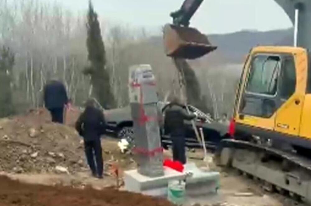 BIZARAN PRIZOR SA SAHRANE ŠOKIRAO SVET: Bogataš sahranjen uz neobičnu stvar, ljudi gledaju i krste se (VIDEO)