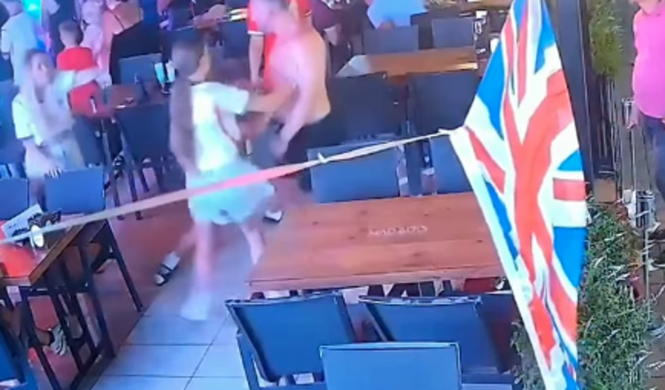 Video: Otroka poskušala ustaviti napad na mamo, ki jo je mož zalučal na tla