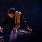 „Transmišn“ e muzička  odiseja što gi povrzuva  korenite so idninata