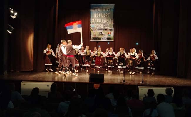 ГОДИШЊИ КОНЦЕРТ ФОЛКЛОРНЕ СЕКЦИЈЕ БИБЛИОТЕКЕ „ПОЛИТИКА“ – Игром и песмом чувају традицију