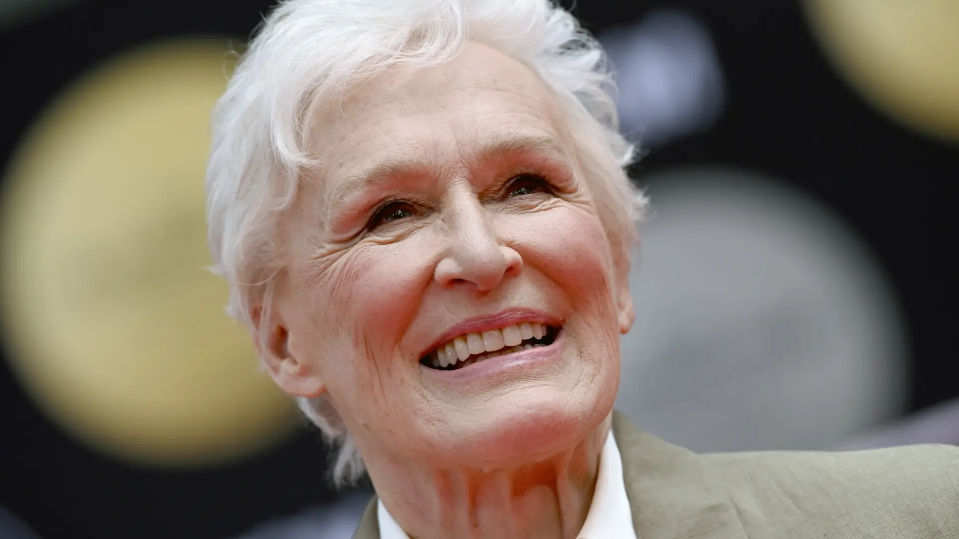  Glenn Close asegura que Robin Williams "seguiría vivo" si Christopher Reeve hubiera estado junto a él: "Honestamente..." 