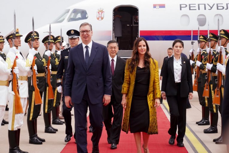 ČETIRI MOĆNE SIJEVE PORUKE VUČIĆU! ČITAJTE U SRPSKOM TELEGRAFU!