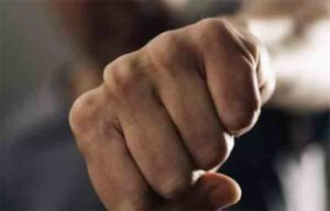 Și-a amenințat iubita pe rețelele sociale: când s-au întâlnit, a bătut-o