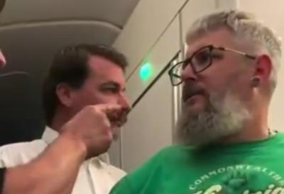 (FOTO/VIDEO) Nezapamćen incident u avionu, pilot morao prinudno da sleti: Putnik UGRIZAO stjuarda a onda nastao haos - zabeleženi trenuci neviđene drame