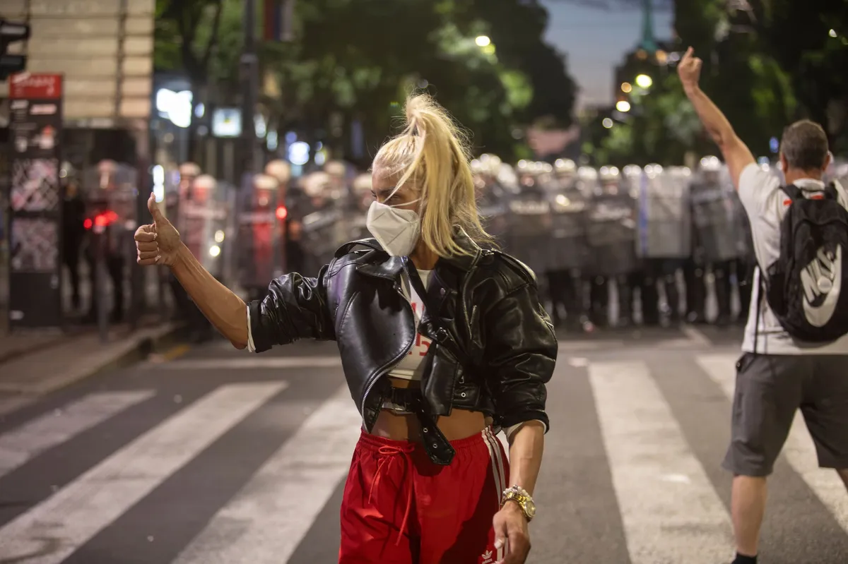 Policija privela aktivistkinju, poznatu sa studentskog protesta kao "žena u crvenom": "Upali su joj danas na trening i odveli je, niko nema informacije o njoj"