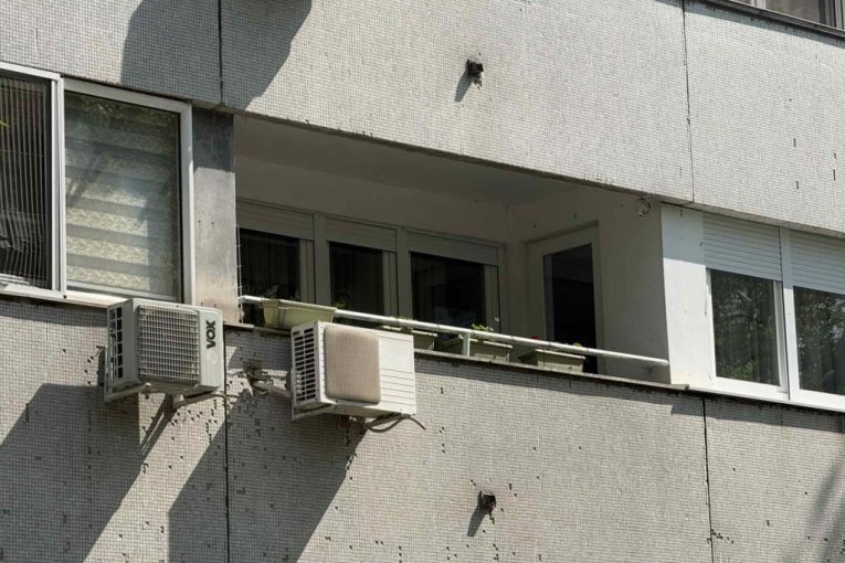 U OVOJ ZGRADI JE BULAT NAPAO SUPRUGU MARIJU: Pogledajte šta smo zatekli ispred STANA pevača, komšije IZBEZUMLJENE! (VIDEO)