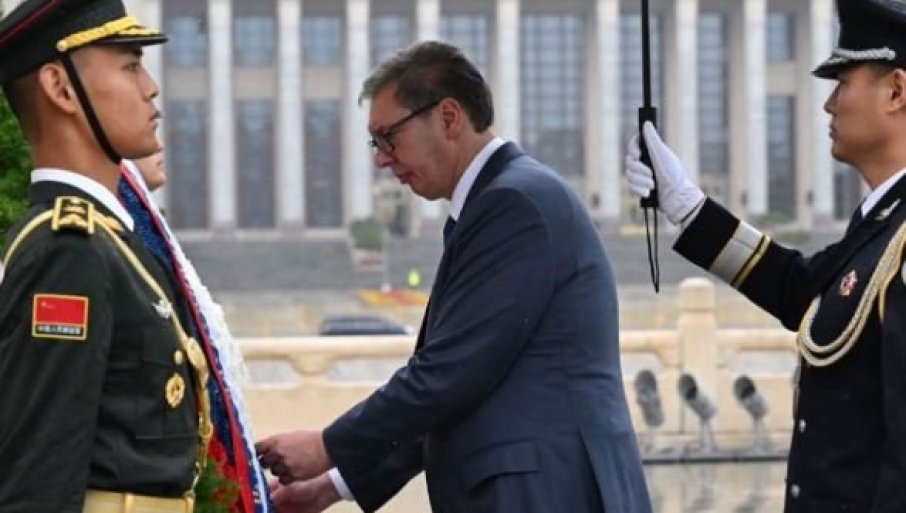 "NjIHOVA ŽRTVA JE TEMELj SNAGE JEDNE VELIKE ZEMLjE" Vučić položio venac na Spomenik narodnim herojima na Tjenanmenu (FOTO)