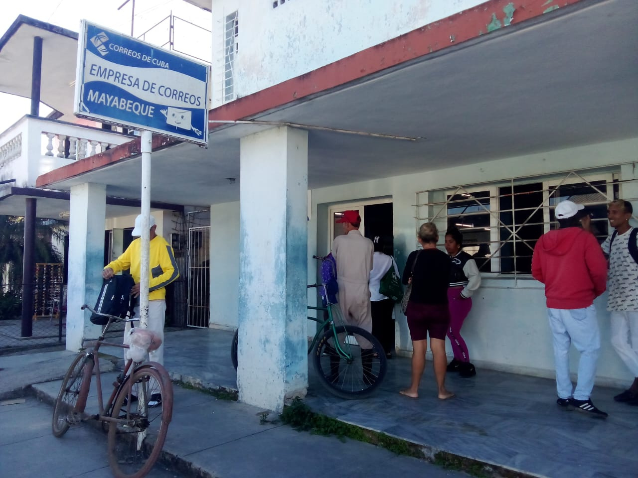 No es una fila para cobrar una pensión ni para enviar un paquete: es la espera, cada vez más incierta, por los ejemplares de 'Granma' y 'Juventud Rebelde'