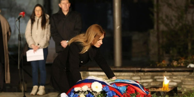 Ministarka Đurđević Stamenkovski pred spomenikom "ZAŠTO" odala poštu radnicima RTS ubijenim u NATO agresiji