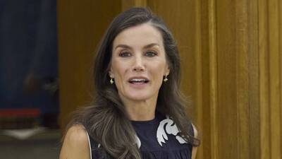 Kraljica Letizia u savršenom letnjem izdanju: Mornarskoplava haljina i njen modni adut za prijem u palati