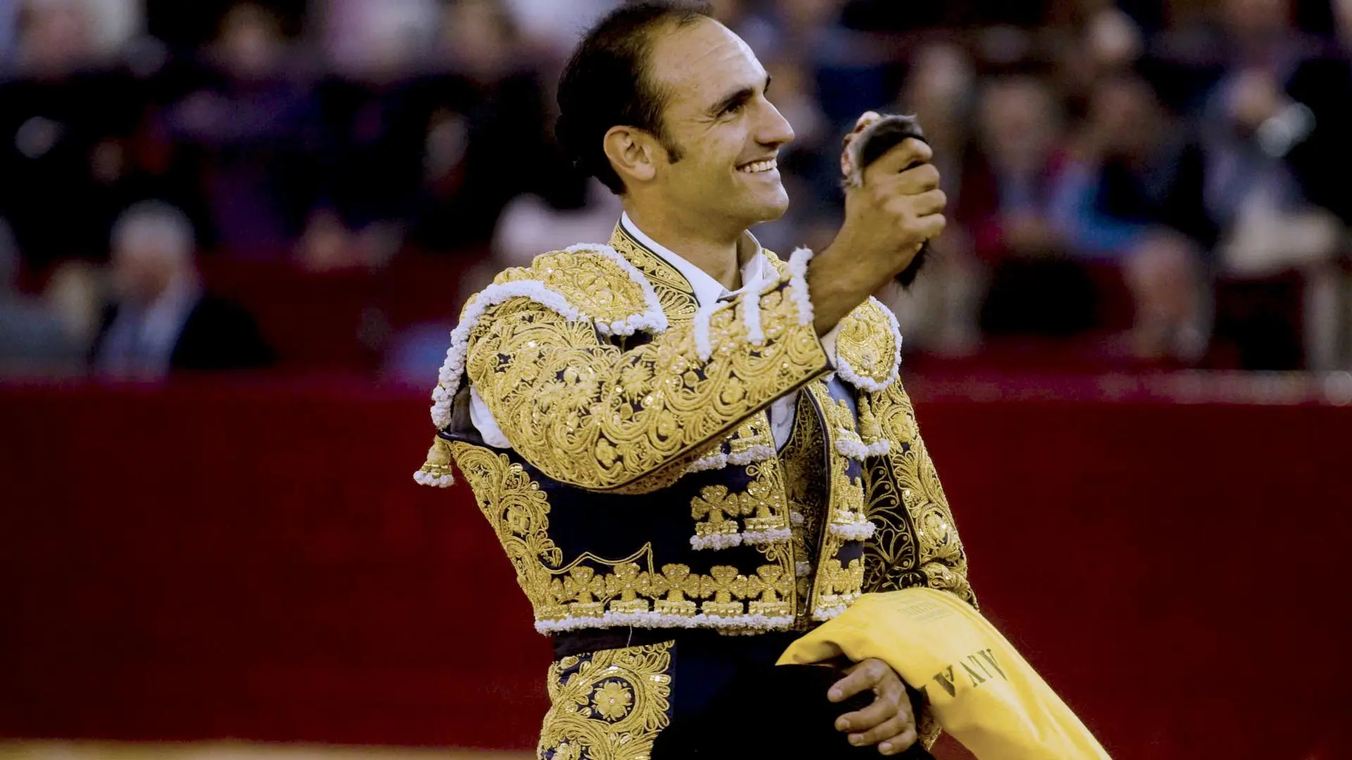  El torero Alberto Álvarez sigue grave, pero evita la amputación de sus piernas tras caerse en una trituradora de pienso 