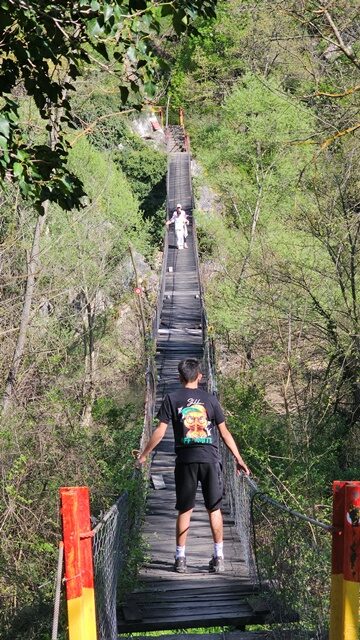 SKRIENA ATRAKCIJA POKRAJ SKOPJE: Visečki most što go niša vremeto i vodi do manastir vo karpite (FOTO)