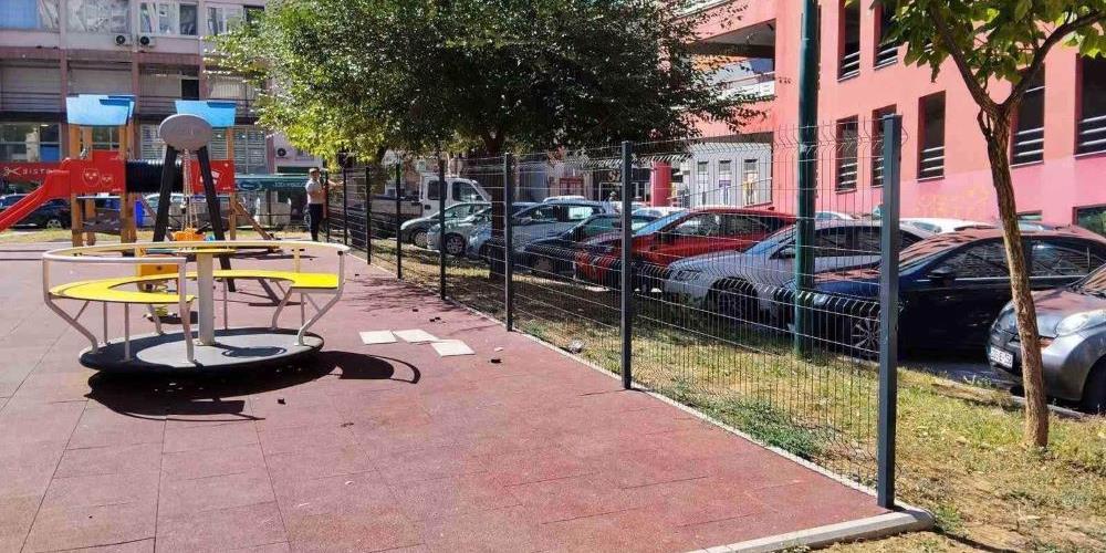 Sigurniji prostori za najmlađe: Počelo ograđivanje dječijih igrališta u Novom Sarajevu