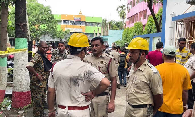8 killed, several injured, in India hotel fire near temple