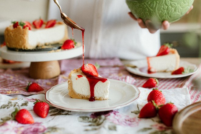 Mojstrska delavnica: tako vam bo uspel najbolj kremast cheesecake z jagodami (VIDEO)
