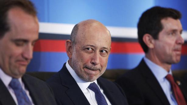 Bankchefs reaktion under skyderi vækker opsigt