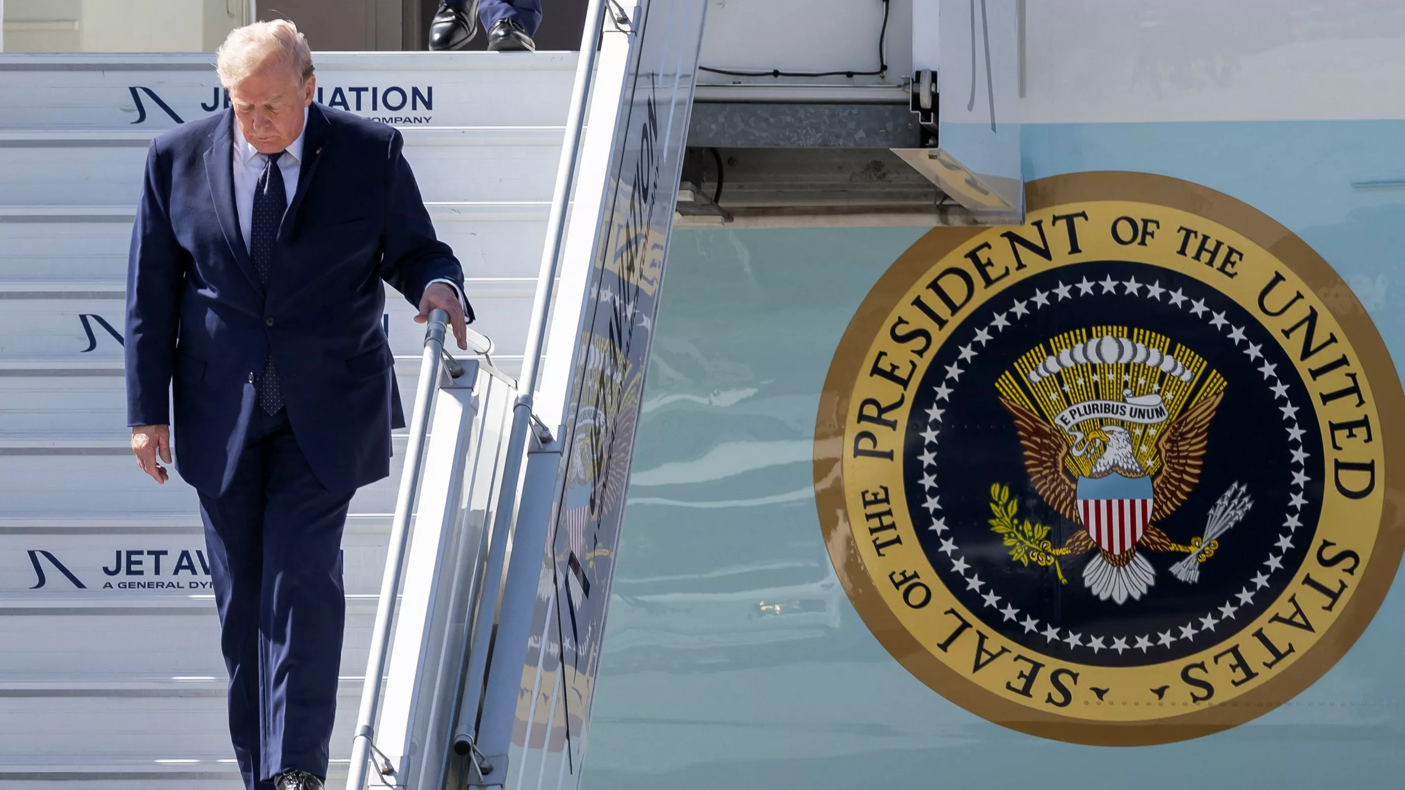 EN DIRECT - Sommet du G7 à Évian : Donald Trump est arrivé en France