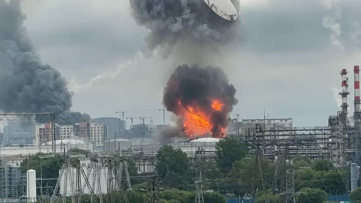Explosión de la refinería atacada en Moscú.