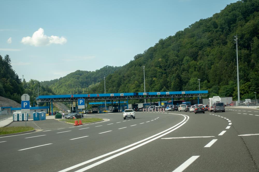 Putnička vozila na ovom prelazu čekaju 45 minuta: Stanje na granicama tokom večeri, evo gde su najveća zadržavanja