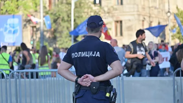 Конститутивна седница СО Кула, испред зграде се окупиле две групе грађана, стигла и полиција