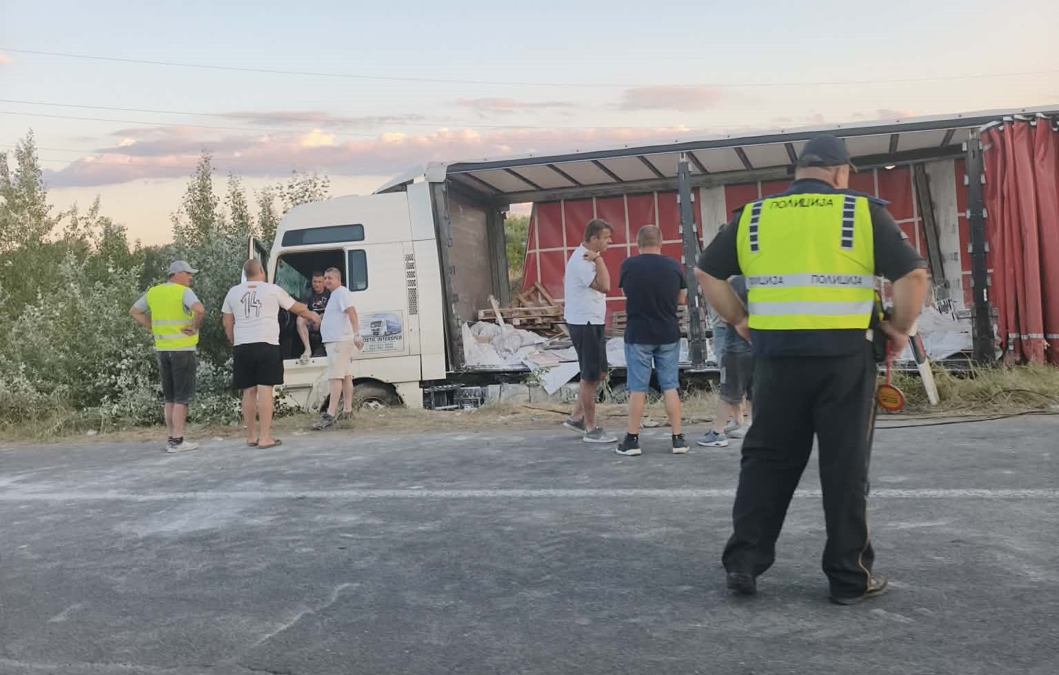 Šleper izletal od patot na skopskata obikolnica kon Smilkovci