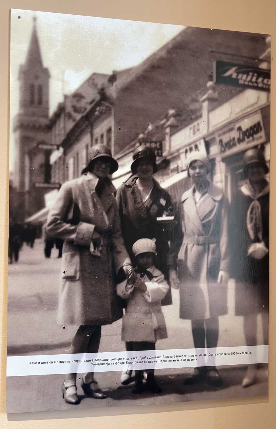 FOTO: Zrenjaninci sa nostalgijom gledali izložbu o čuvenoj Fabrici šešira „Begej“