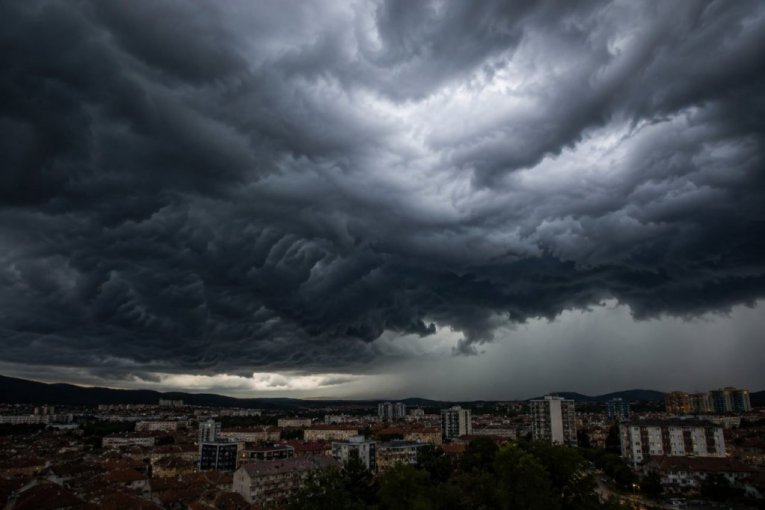 OBRT VREMENA! Posle sunca stižu PLJUSKOVI, GRMLJAVINA I GRAD: RHMZ upalio alarm za vikend!