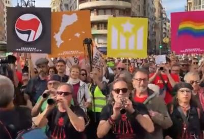 "Ko ne skače, taj je neprijatelj" Primitivno skandiranje osvaja Evropu