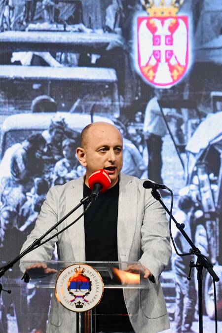 "ODROĐENA CRNA GORA ODNEĆE SVOJ BARJAK KOD ŠAHOVNICA I TAKO JOŠ JEDNOM ZABOSTI NOŽ U BRATSKO SRCE I LEĐA SRPSKOM NARODU" Knežević: Izdali su zajedničku istoriju