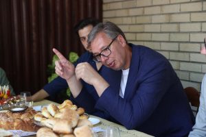 Vučić najavio veće plate za lekare koji pristanu da rade u selima