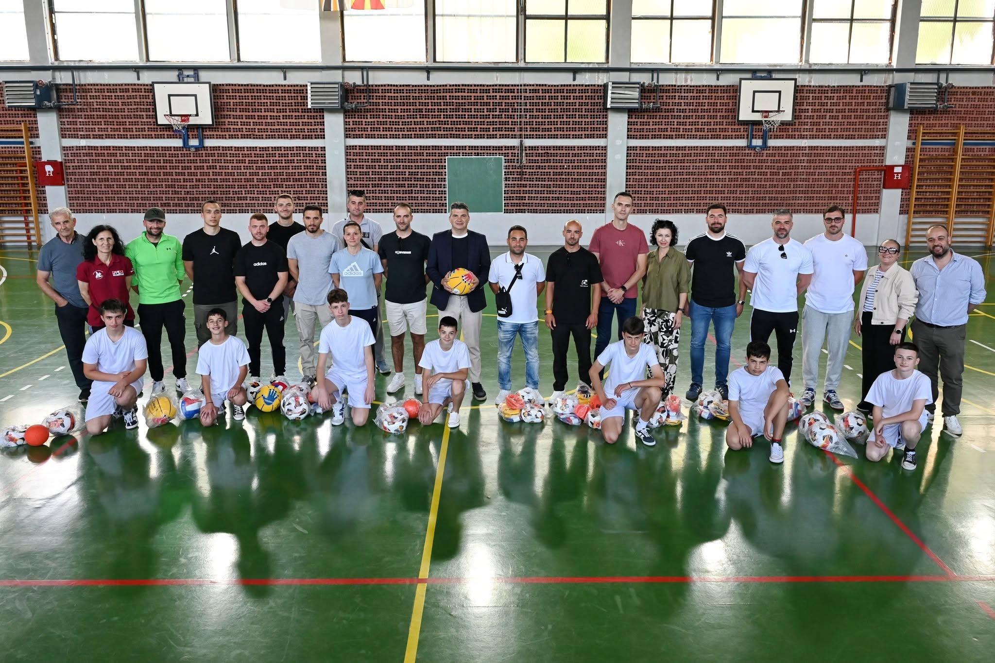 “Trčaj be” doniraše sportski rekviziti za bitolskite osnovni učilišta (FOTO)