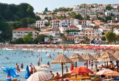 Uznemirujuć prizor na Jadranu: Opasna grabljivica primećena među kupačima u Budvi posejala veliki strah od ulaska u more
