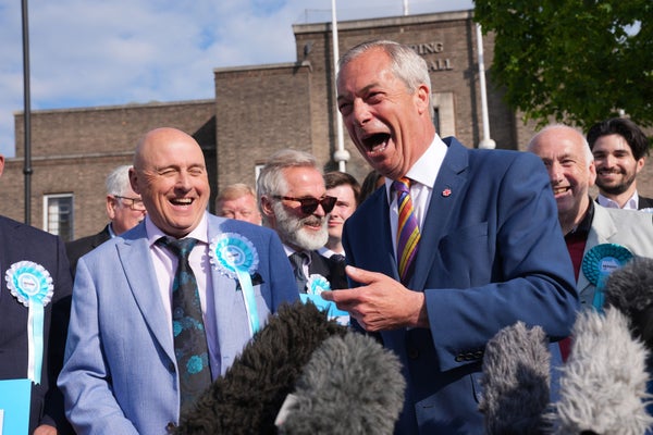 Avgångskrav i Labour när Farage jublar i England 