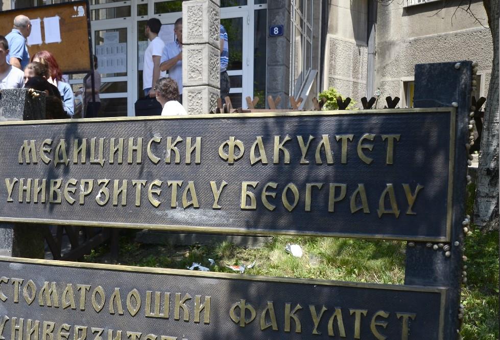 ŠTA SE ZAISTA DESILO NA IZBORIMA NA MEDICINSKOM FAKULTETU! Plenumaši LOMILI STAKLA, branili domaru da otključa vrata, tražili BLANKO POTPISE da bi oteli pobedu