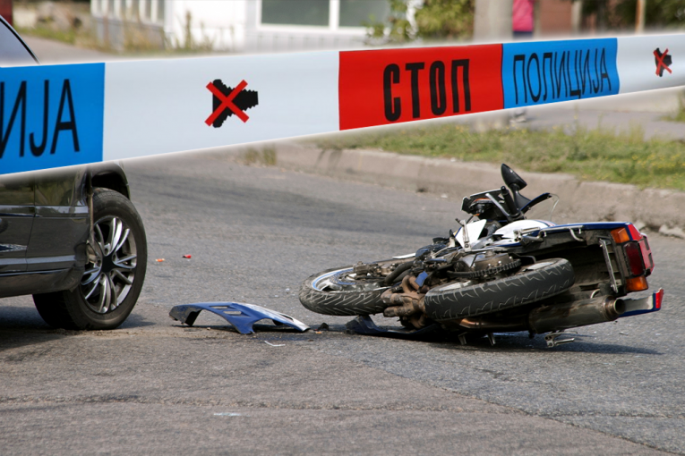 TINEJDŽER TEŠKO POVREĐEN! Stravičan sudar motora i automobila u Beogradu!
