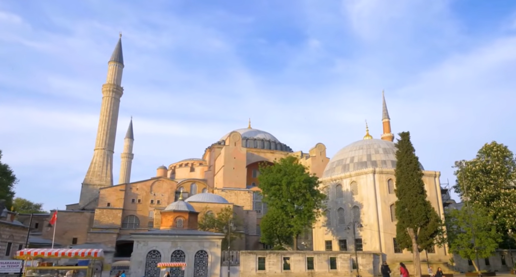 Kolku pari trošat turistite vo Turcija?