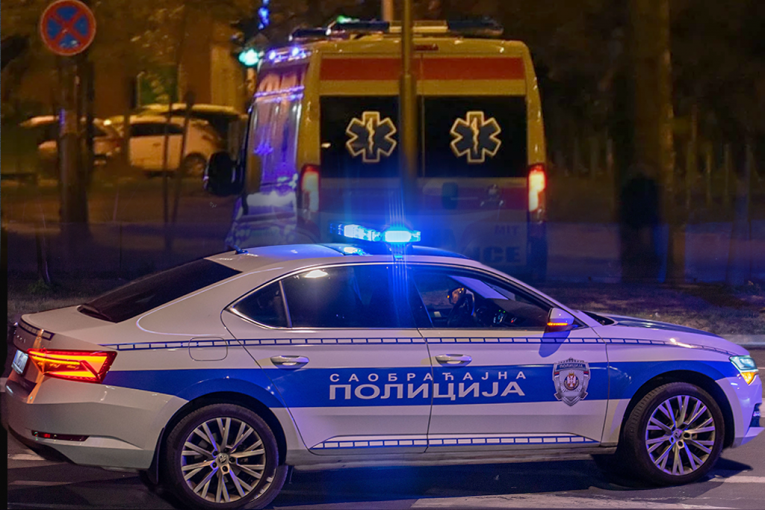 JEZIVA SCENA U OBRENOVCU! Kabriolet se zakucao u kiosk - IMA POVREĐENIH! (FOTO)