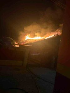 Foc în noapte la Curtici: au ars o anexă și acoperișul unei case