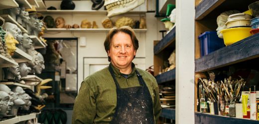 Skulpteur: So arbeitet man zwischen Kobolden, Totenköpfen und Backformen