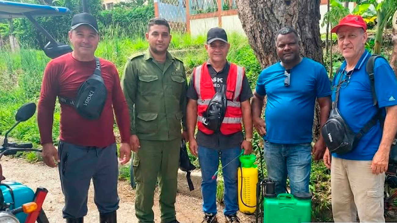 Un grupo de especialistas de Labiofam en una jormnada de desinsectación y desratización en  el Consejo Popular Capiro Sandino.