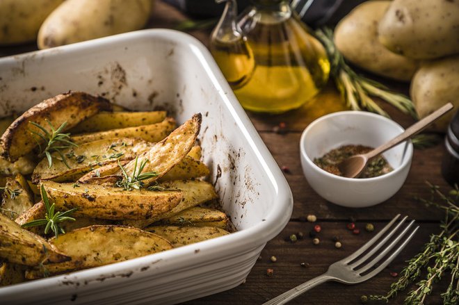 Najboljši pečen krompir? Dodajte to nepričakovano sestavino, ki jo imate vedno na zalogi